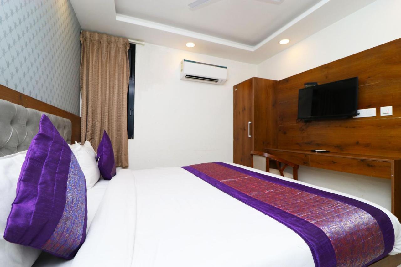 Hotel Belwood Suites - Near New Delhi Airport Экстерьер фото
